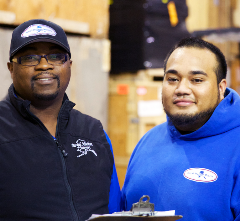 manager-worker-smiling-warehouse-is-right employees smiling with clipboard