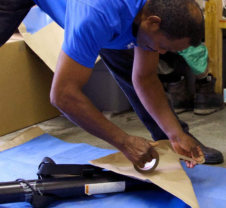 mover-taping-paper-is-right mover taping up furniture