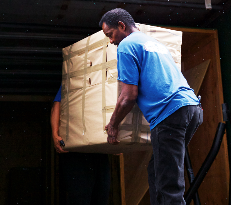 movers-unloading-truck-cs-right movers carrying heavy furniture