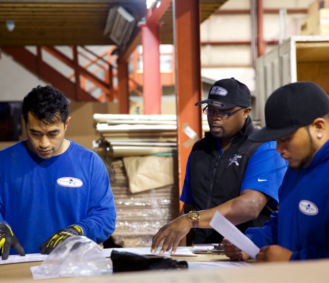 workers-talking-warehouse-is-left employees planning in warehouse